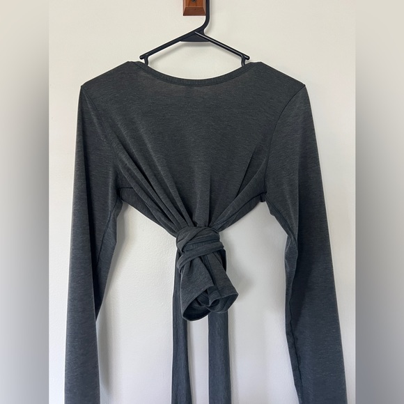 Lululemon Reversable Wrap Crop Top in Charcoal, size 8 - Picture 3 of 6
